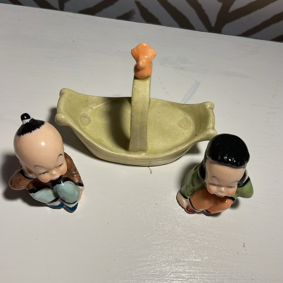 Vintage Ceramic Maruri Salt & Pepper Shaker Set, 3-Piece w/ Original Boat - Picture 3 of 5